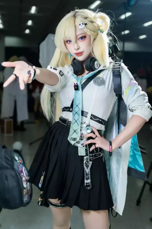 「【コスプレ】銃を構えたミニスカの金髪ギャルが可愛すぎ！まるで実写版のような『鳴潮』リンネーはポージングも完璧【写真8枚】」の画像