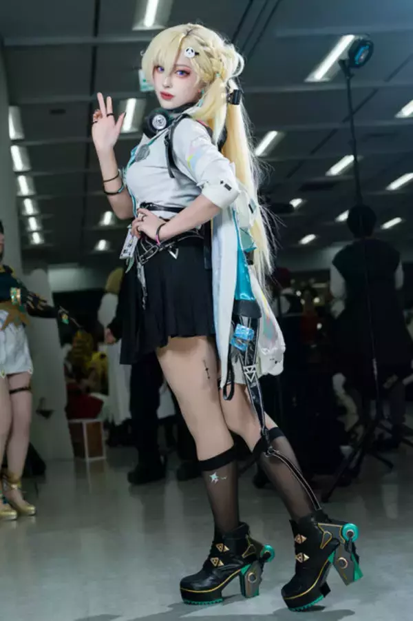 「【コスプレ】銃を構えたミニスカの金髪ギャルが可愛すぎ！まるで実写版のような『鳴潮』リンネーはポージングも完璧【写真8枚】」の画像