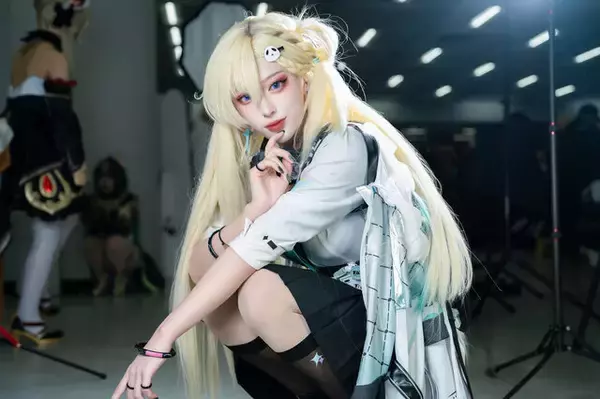 「【コスプレ】銃を構えたミニスカの金髪ギャルが可愛すぎ！まるで実写版のような『鳴潮』リンネーはポージングも完璧【写真8枚】」の画像