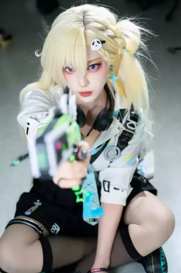 「【コスプレ】銃を構えたミニスカの金髪ギャルが可愛すぎ！まるで実写版のような『鳴潮』リンネーはポージングも完璧【写真8枚】」の画像