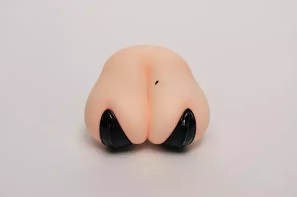 「『アズレン』衝撃グッズ「揺れ尻」予約受付は10月5日までースマホに貼り付けてぷるぷる揺れる、Yostar曰く「なんの実用性もない」」の画像