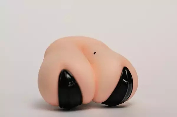 「『アズレン』衝撃グッズ「揺れ尻」予約受付は10月5日までースマホに貼り付けてぷるぷる揺れる、Yostar曰く「なんの実用性もない」」の画像