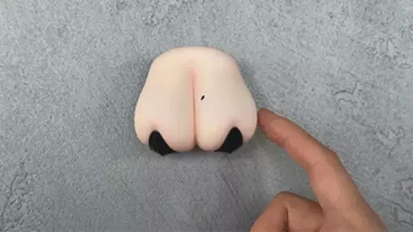 「『アズレン』衝撃グッズ「揺れ尻」予約受付は10月5日までースマホに貼り付けてぷるぷる揺れる、Yostar曰く「なんの実用性もない」」の画像