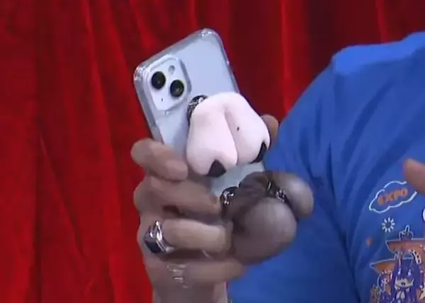 「『アズレン』衝撃グッズ「揺れ尻」予約受付は10月5日までースマホに貼り付けてぷるぷる揺れる、Yostar曰く「なんの実用性もない」」の画像