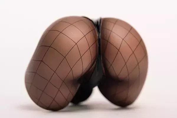 「『アズレン』衝撃グッズ「揺れ尻」予約受付は10月5日までースマホに貼り付けてぷるぷる揺れる、Yostar曰く「なんの実用性もない」」の画像