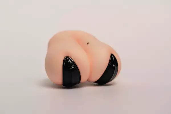 「『アズレン』衝撃グッズ「揺れ尻」予約受付は10月5日までースマホに貼り付けてぷるぷる揺れる、Yostar曰く「なんの実用性もない」」の画像