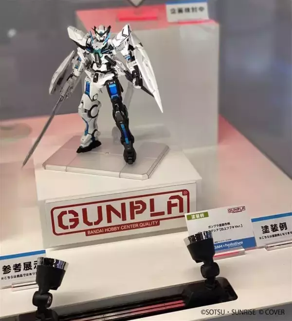 「ホロライブとのコラボ機体「νガンダム×さくらみこ」がMETAL ROBOT魂で立体化！ピンクのファンネルが目を引くサンプル品も展示」の画像