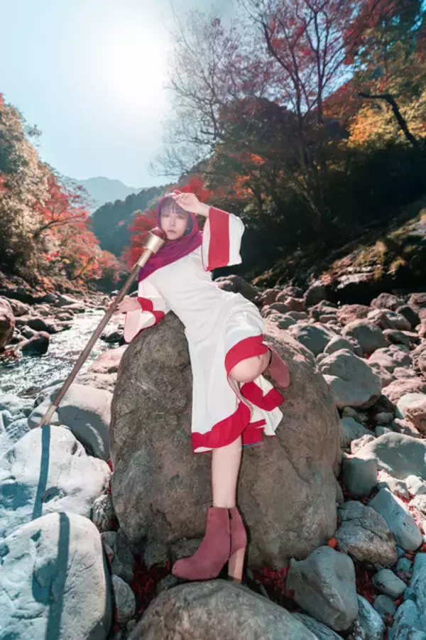 「【コスプレ】まるで実写版な『ドラクエ2』ムーンブルクの王女が降臨！清楚な美しさに冒険しているような絶景も必見【写真7枚】」の画像