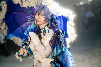 【コスプレ】ドレスのスリットから覗く美脚が妖艶すぎる！台湾美女の『鳴潮』カンタレラが攻めるポージングを披露【写真7枚】