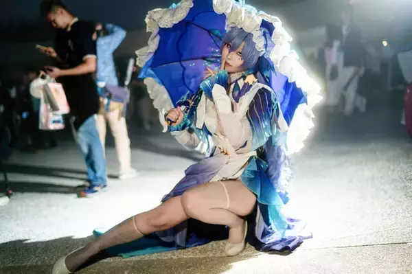 「【コスプレ】ドレスのスリットから覗く美脚が妖艶すぎる！台湾美女の『鳴潮』カンタレラが攻めるポージングを披露【写真7枚】」の画像