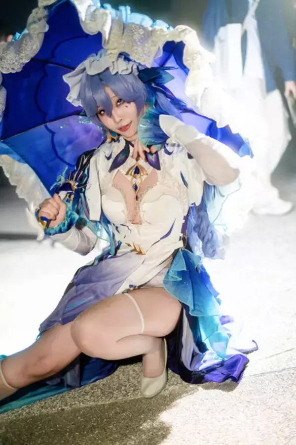 「【コスプレ】ドレスのスリットから覗く美脚が妖艶すぎる！台湾美女の『鳴潮』カンタレラが攻めるポージングを披露【写真7枚】」の画像