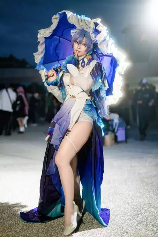 「【コスプレ】ドレスのスリットから覗く美脚が妖艶すぎる！台湾美女の『鳴潮』カンタレラが攻めるポージングを披露【写真7枚】」の画像