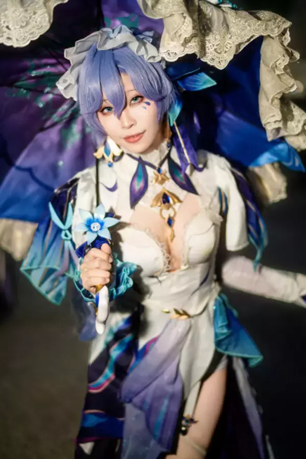 「【コスプレ】ドレスのスリットから覗く美脚が妖艶すぎる！台湾美女の『鳴潮』カンタレラが攻めるポージングを披露【写真7枚】」の画像