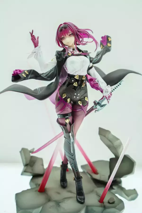 「制服姿が眩しい「ホタル」に抜刀姿の「星見雅」、神秘的な「コロンビーナ」など、HoYoverse作品の人気キャラフィギュアが勢揃い【WF2026冬】」の画像