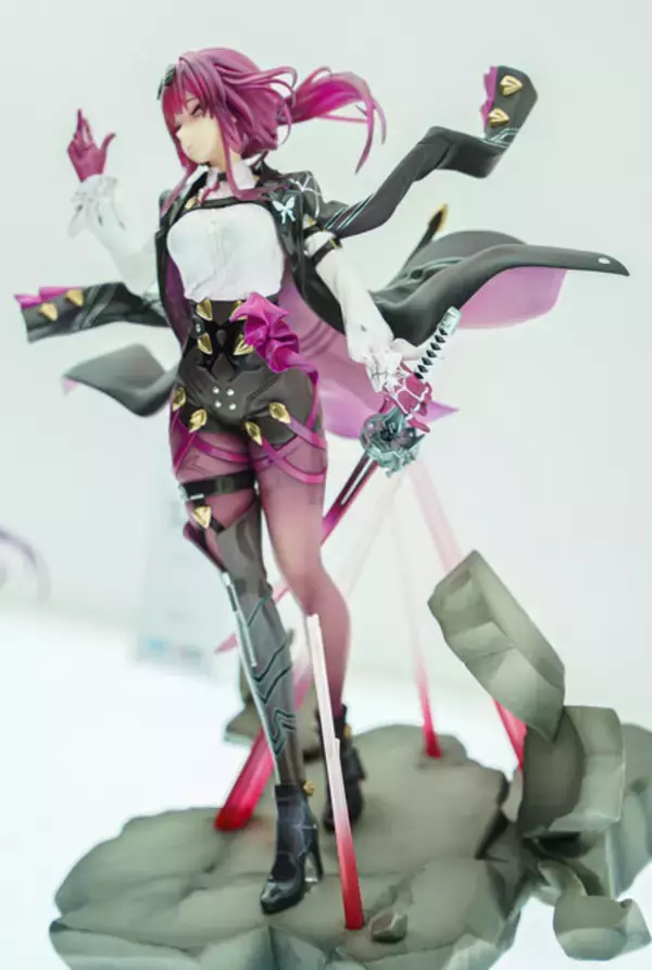 「制服姿が眩しい「ホタル」に抜刀姿の「星見雅」、神秘的な「コロンビーナ」など、HoYoverse作品の人気キャラフィギュアが勢揃い【WF2026冬】」の画像