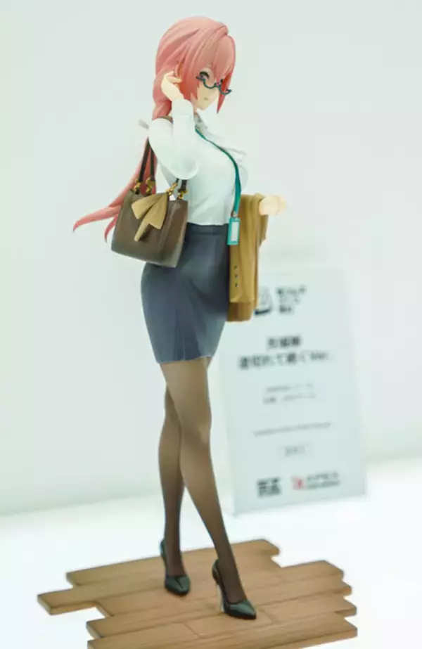 「制服姿が眩しい「ホタル」に抜刀姿の「星見雅」、神秘的な「コロンビーナ」など、HoYoverse作品の人気キャラフィギュアが勢揃い【WF2026冬】」の画像