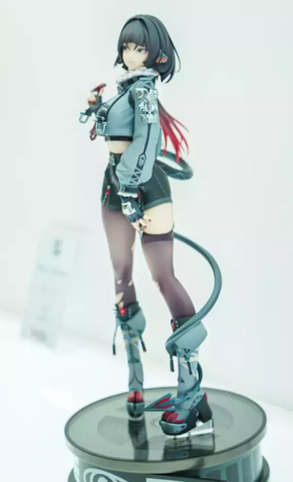 「制服姿が眩しい「ホタル」に抜刀姿の「星見雅」、神秘的な「コロンビーナ」など、HoYoverse作品の人気キャラフィギュアが勢揃い【WF2026冬】」の画像