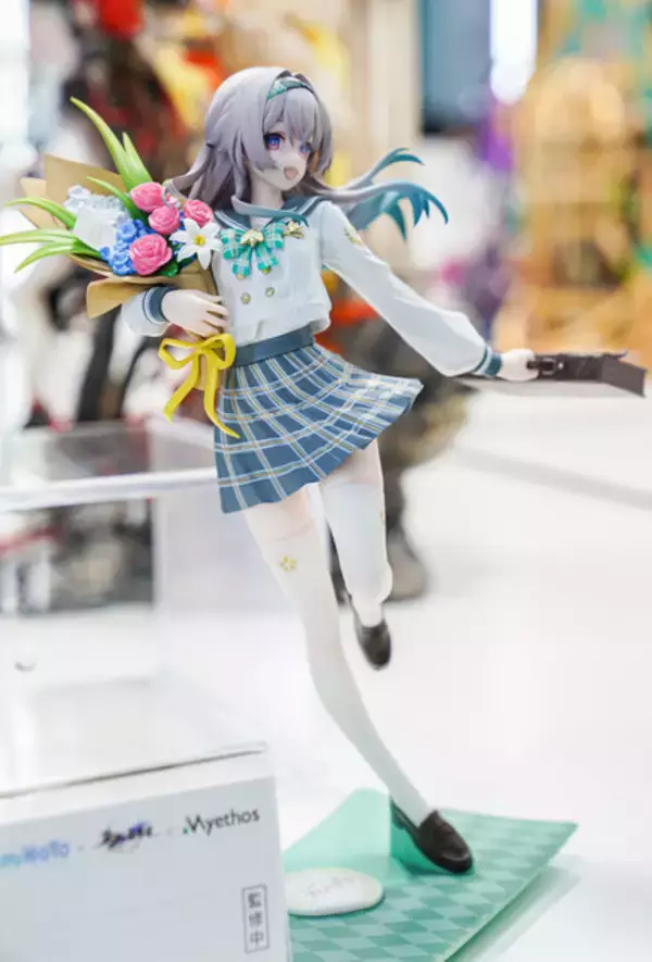 「制服姿が眩しい「ホタル」に抜刀姿の「星見雅」、神秘的な「コロンビーナ」など、HoYoverse作品の人気キャラフィギュアが勢揃い【WF2026冬】」の画像
