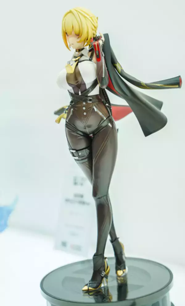「制服姿が眩しい「ホタル」に抜刀姿の「星見雅」、神秘的な「コロンビーナ」など、HoYoverse作品の人気キャラフィギュアが勢揃い【WF2026冬】」の画像