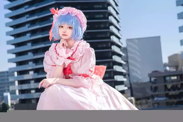 【コスプレ】美しい顔立ちに浮かべる魔性の笑み...『東方』レミリアのカリスマ溢れるコスプレを披露したレイヤーに注目！【写真9枚】