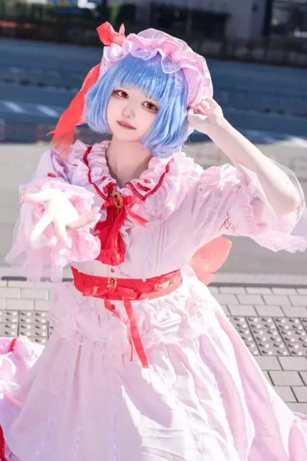 「【コスプレ】美しい顔立ちに浮かべる魔性の笑み...『東方』レミリアのカリスマ溢れるコスプレを披露したレイヤーに注目！【写真9枚】」の画像