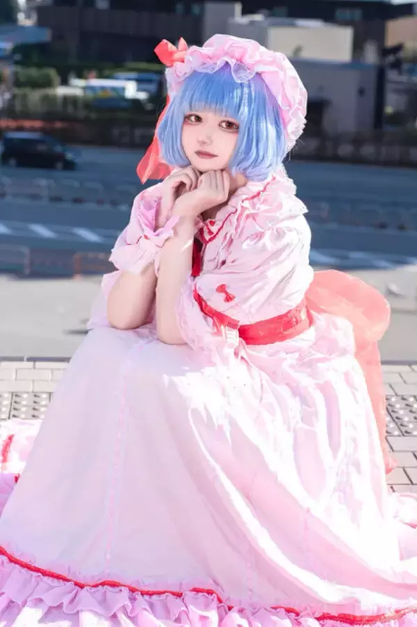 「【コスプレ】美しい顔立ちに浮かべる魔性の笑み...『東方』レミリアのカリスマ溢れるコスプレを披露したレイヤーに注目！【写真9枚】」の画像