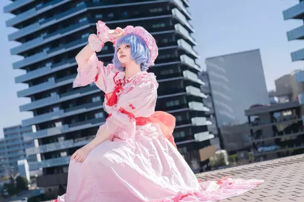 「【コスプレ】美しい顔立ちに浮かべる魔性の笑み...『東方』レミリアのカリスマ溢れるコスプレを披露したレイヤーに注目！【写真9枚】」の画像