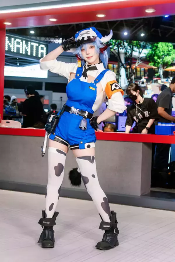 「【コスプレ】まるでフィギュアのような異次元ボディが素晴らしい！『無限大ANANTA』の牛乳配達屋さんが綺麗すぎた【写真8枚】」の画像