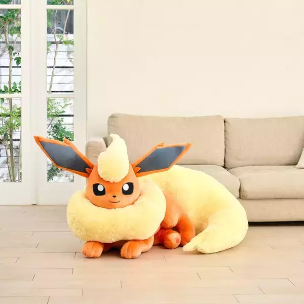 「『ポケモン』“等身大ぬいぐるみ”が抽選販売！コダックやルカリオ、キュートな“ブイズ”など全7種」の画像