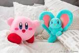 「ふわふわビッグサイズで可愛い！『星のカービィ ディスカバリー』よりカービィ&エフィリンぬいぐるみがプライズで展開」の画像1