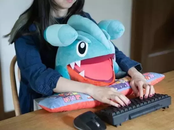 大きく口を開けた姿がキュート！『ポケモン』「フカマル」モチーフのPC 