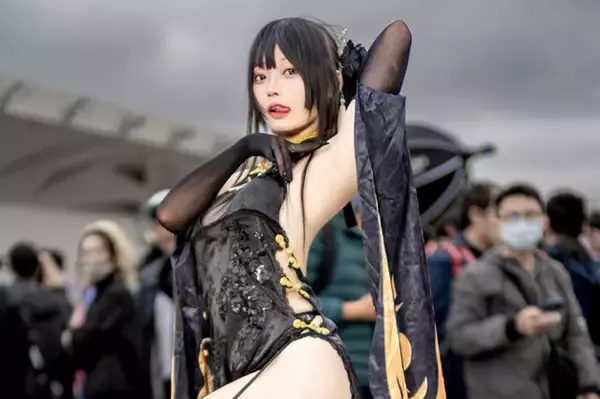 【コスプレ】黒チャイナドレスとレース網タイツから繰り出すS字カーブ！台湾美女の『アズレン』鎮海があまりに蠱惑的【写真7枚】