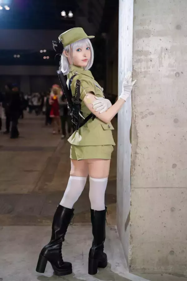「【コスプレ】『東方』妖夢が剣を携え可愛く登場！ジャケット＆短パンに編み込みブーツで機能性とフェチを両立した軍服風アレンジが斬新ー人気レイヤー・mayu_ronne」の画像