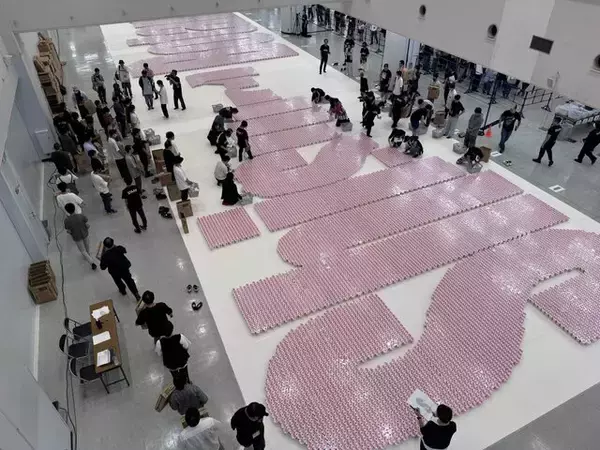 「ホロライブ・獅白ぼたんがファンと共にギネス世界記録に挑戦―YAGOOも駆けつけ「パッケージ入り食品で作った最大の文章」記録を大きく塗り替える【イベントレポート】」の画像