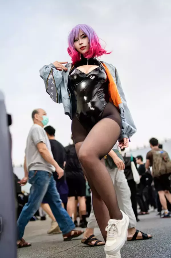 「【コスプレ】ピチテカなボンテージ＆ストッキングの破壊力！目元が涼やかな美女が魅せる「Luna」は絶景【写真10枚】」の画像