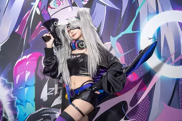 【コミケ103】「ZONe ENERGY」公式アンバサダーが伝えたいエネルギー補給の大切さ！メガホン片手に会場を飛び回るコスプレイヤーを激写