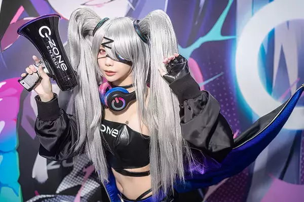 「【コミケ103】「ZONe ENERGY」公式アンバサダーが伝えたいエネルギー補給の大切さ！メガホン片手に会場を飛び回るコスプレイヤーを激写」の画像