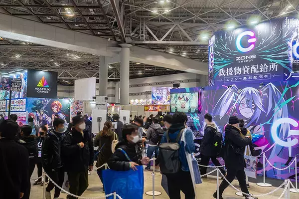 「【コミケ103】「ZONe ENERGY」公式アンバサダーが伝えたいエネルギー補給の大切さ！メガホン片手に会場を飛び回るコスプレイヤーを激写」の画像