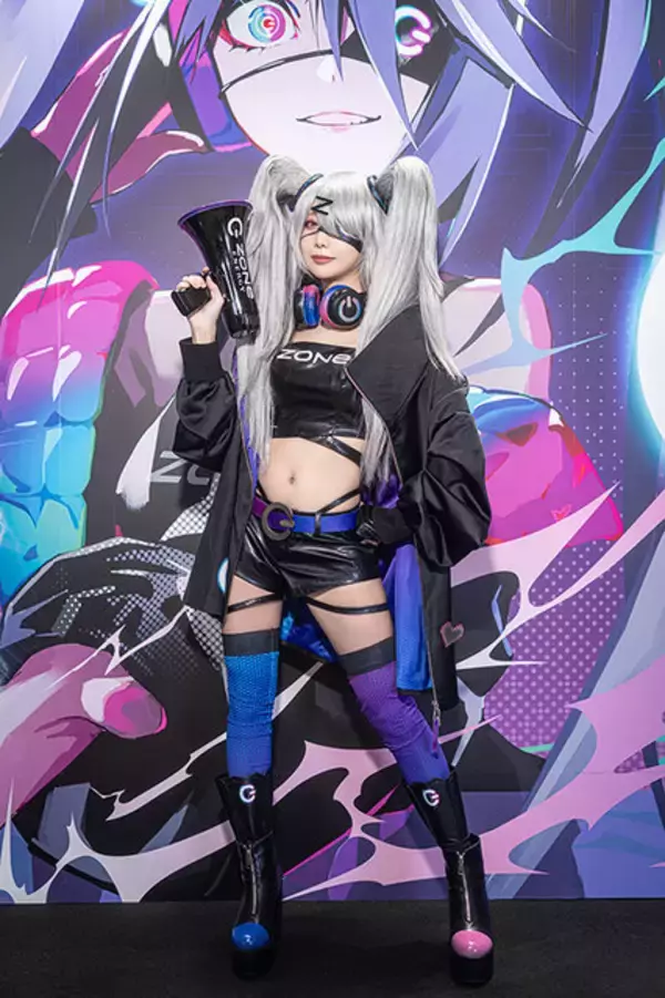 「【コミケ103】「ZONe ENERGY」公式アンバサダーが伝えたいエネルギー補給の大切さ！メガホン片手に会場を飛び回るコスプレイヤーを激写」の画像