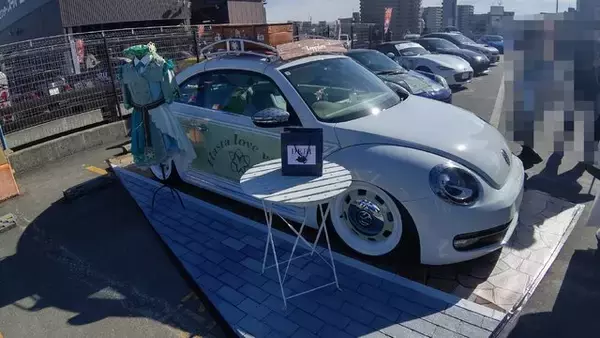 「『アイマス』合同ライブ「MOIW2025」に“アイ”が集まる！「のぼり」や「痛車」など会場周辺施策をレポート」の画像