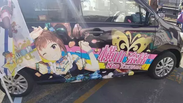 「『アイマス』合同ライブ「MOIW2025」に“アイ”が集まる！「のぼり」や「痛車」など会場周辺施策をレポート」の画像