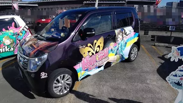 「『アイマス』合同ライブ「MOIW2025」に“アイ”が集まる！「のぼり」や「痛車」など会場周辺施策をレポート」の画像