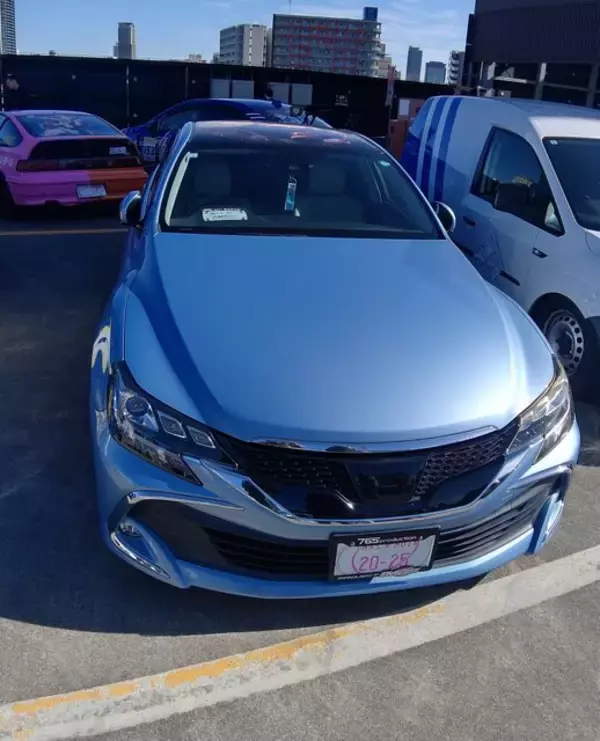 「『アイマス』合同ライブ「MOIW2025」に“アイ”が集まる！「のぼり」や「痛車」など会場周辺施策をレポート」の画像