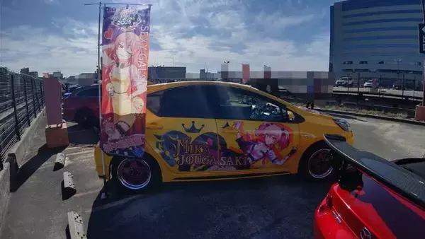 「『アイマス』合同ライブ「MOIW2025」に“アイ”が集まる！「のぼり」や「痛車」など会場周辺施策をレポート」の画像