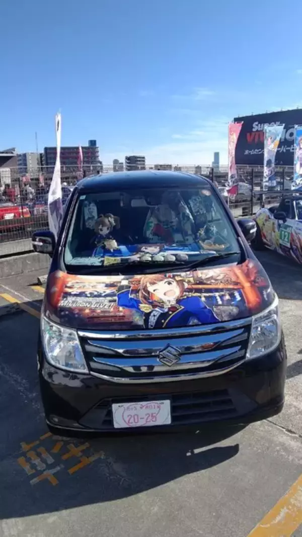 「『アイマス』合同ライブ「MOIW2025」に“アイ”が集まる！「のぼり」や「痛車」など会場周辺施策をレポート」の画像