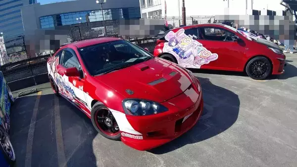 「『アイマス』合同ライブ「MOIW2025」に“アイ”が集まる！「のぼり」や「痛車」など会場周辺施策をレポート」の画像