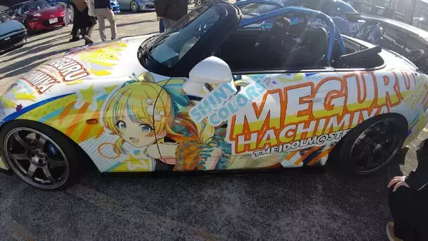 「『アイマス』合同ライブ「MOIW2025」に“アイ”が集まる！「のぼり」や「痛車」など会場周辺施策をレポート」の画像