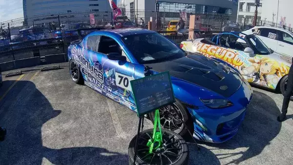 「『アイマス』合同ライブ「MOIW2025」に“アイ”が集まる！「のぼり」や「痛車」など会場周辺施策をレポート」の画像