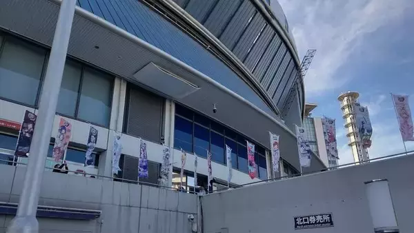 「『アイマス』合同ライブ「MOIW2025」に“アイ”が集まる！「のぼり」や「痛車」など会場周辺施策をレポート」の画像