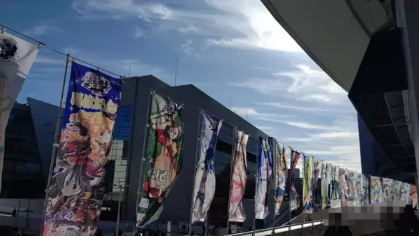 「『アイマス』合同ライブ「MOIW2025」に“アイ”が集まる！「のぼり」や「痛車」など会場周辺施策をレポート」の画像